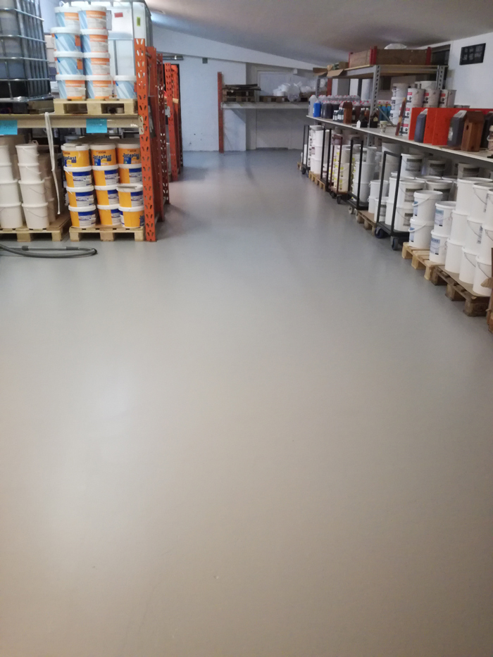 Eksempel på beton gulv malet med Morsø gulvmaling grå AL 931