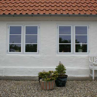 Gammel nedlagt landhus malet med Morsø murmaling Perlemor F902. Bemærk at soklen er malet med, så synes huset højere.